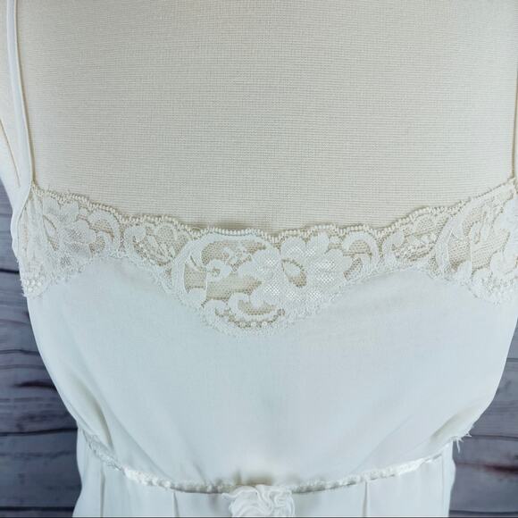 Madison Intimates off white negligee lace petals - Picture 3 of 13